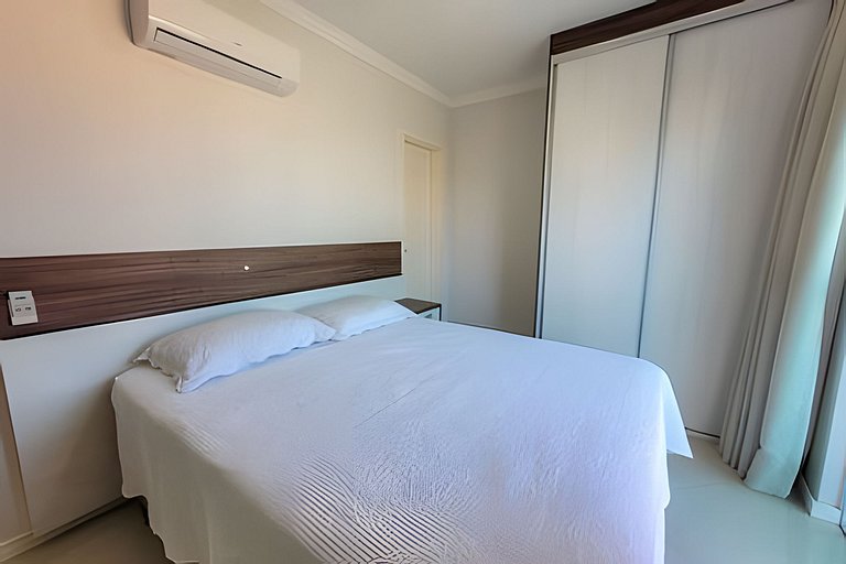 L140 | Santorini apto 2 quartos na praia Bombas