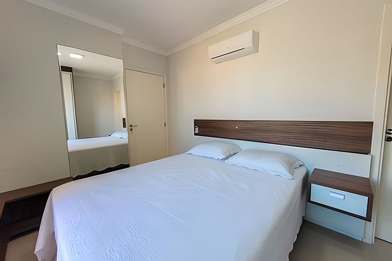 L140 | Santorini apto 2 quartos na praia Bombas