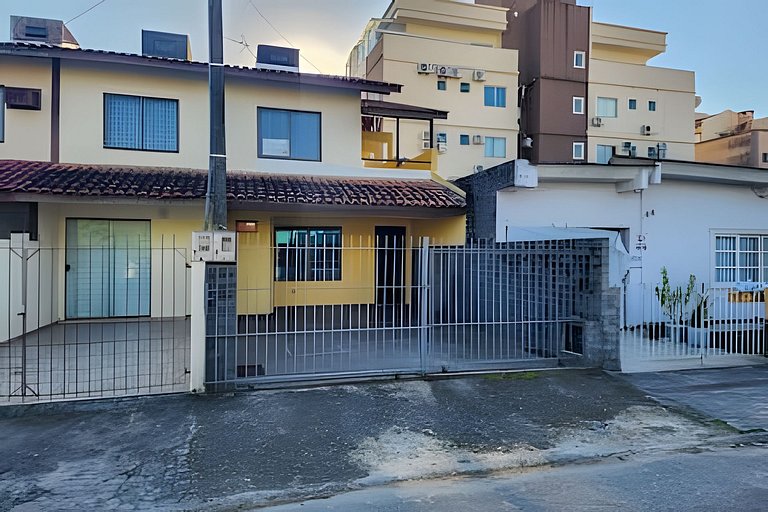 L010 | Sobrado Sanhaçu para 6 pessoas em Bombas