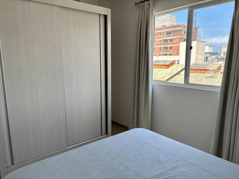 L036 | Apartamento com churrasqueira perto do mar.