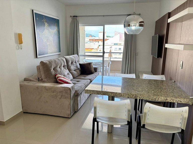 L036 | Apartamento com churrasqueira perto do mar.