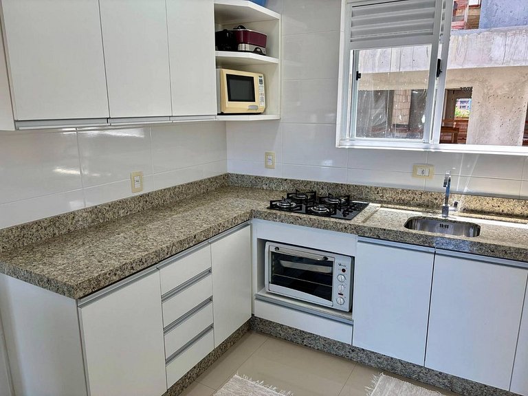L036 | Apartamento com churrasqueira perto do mar.