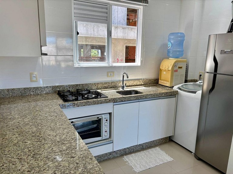 L036 | Apartamento com churrasqueira perto do mar.