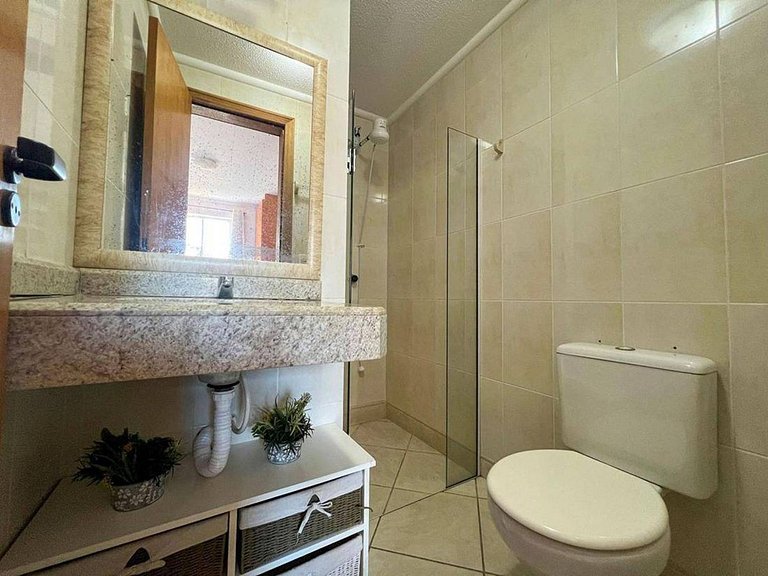 L043 | Apartamento com churrasqueira a 220m do mar