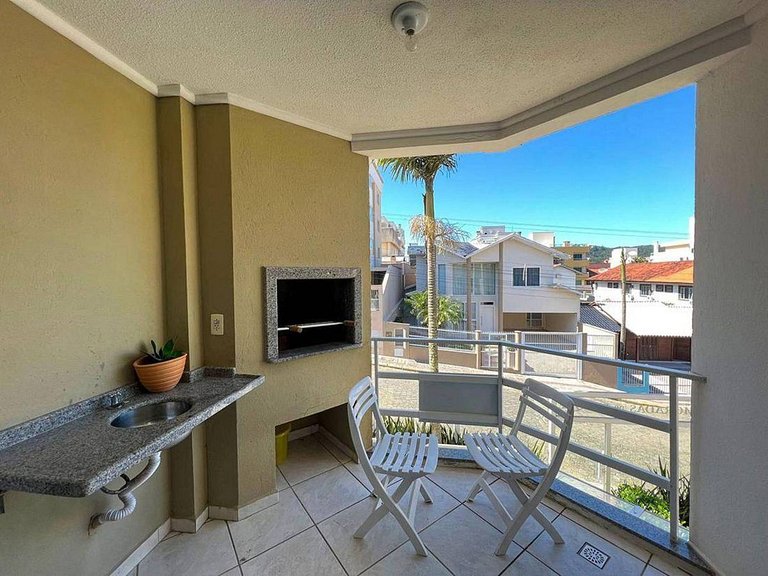 L043 | Apartamento com churrasqueira a 220m do mar