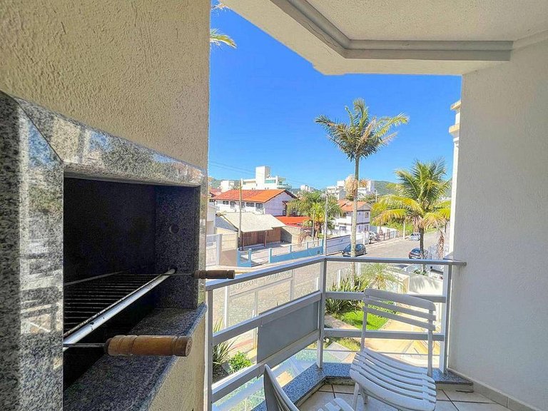 L043 | Apartamento com churrasqueira a 220m do mar