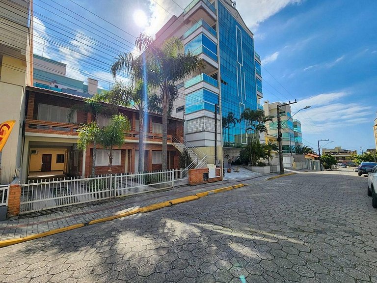 L056 | Apartamento com 3 dormitórios a 250m do mar