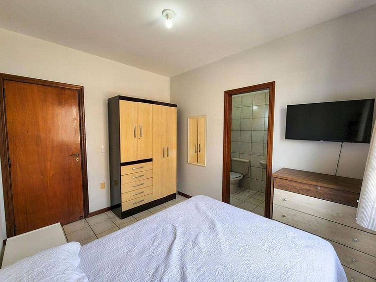 L067 | Apartamento com churrasqueira a 80m do mar.