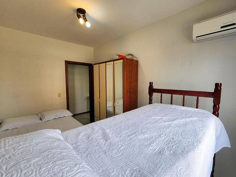 L067 | Apartamento com churrasqueira a 80m do mar.