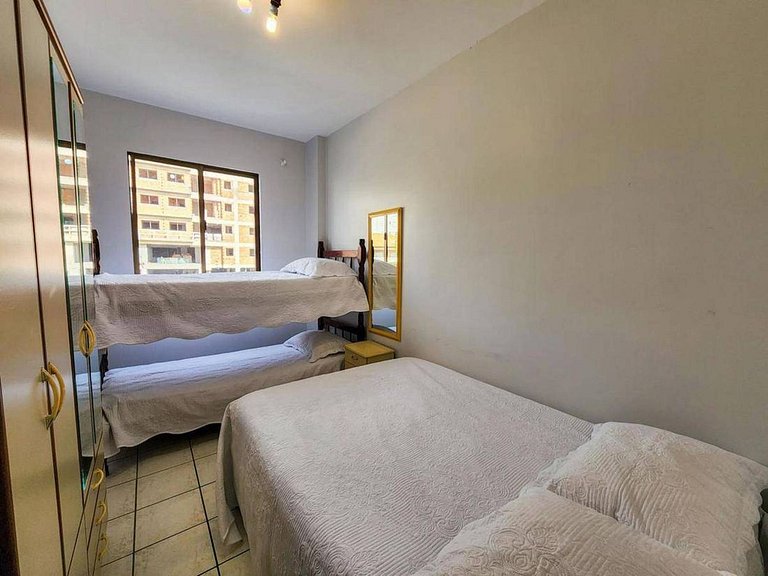 L067 | Apartamento com churrasqueira a 80m do mar.