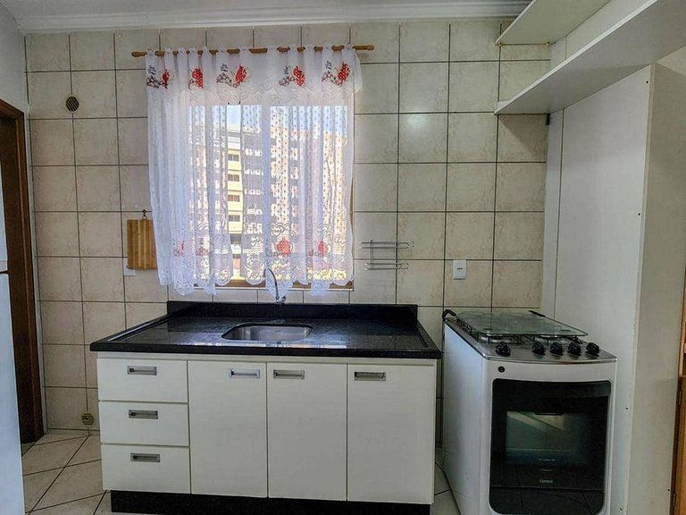 L067 | Apartamento com churrasqueira a 80m do mar.