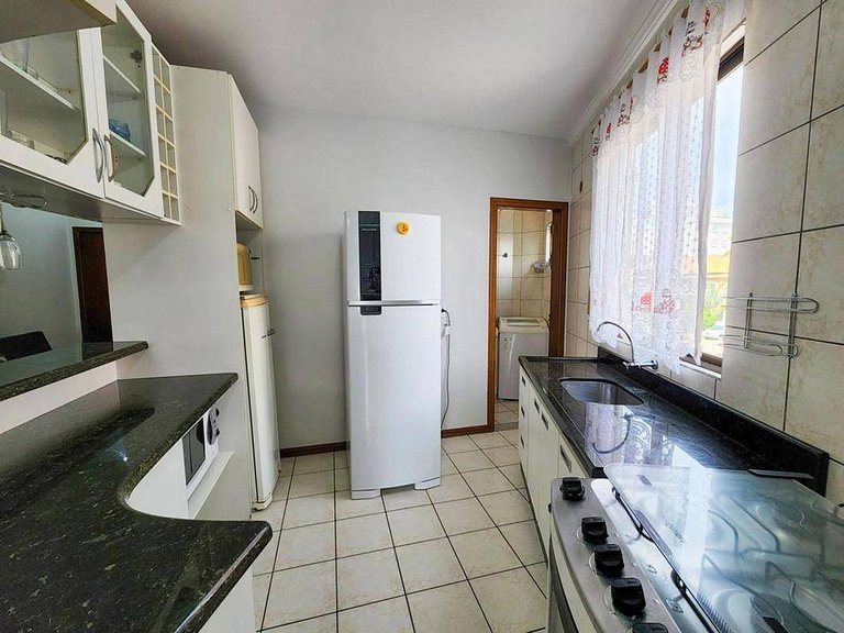 L067 | Apartamento com churrasqueira a 80m do mar.