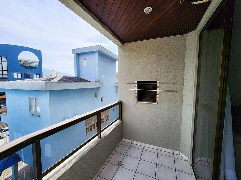 L067 | Apartamento com churrasqueira a 80m do mar.