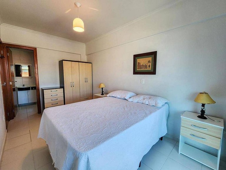 L085 | Apartamento com sacada a 500 metros do mar.