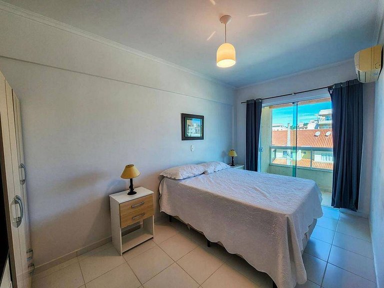 L085 | Apartamento com sacada a 500 metros do mar.