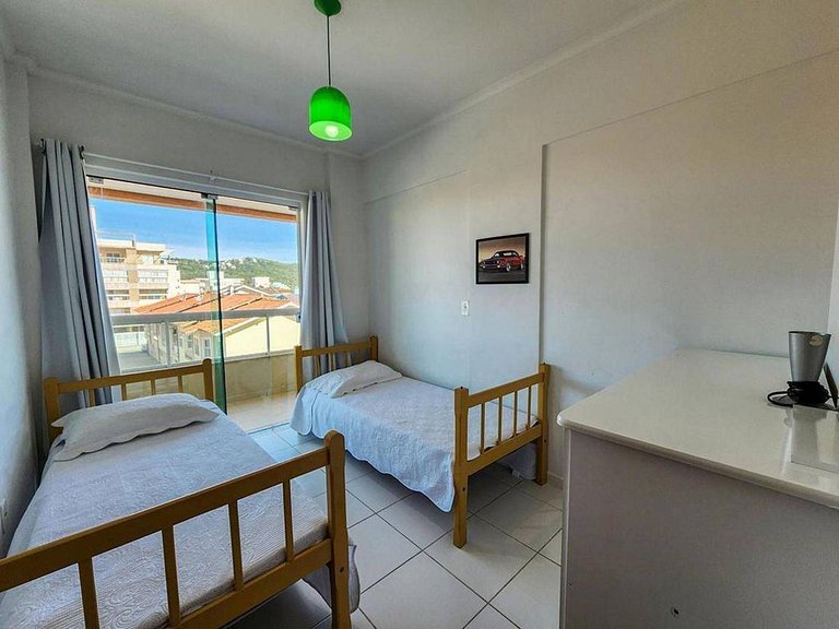 L085 | Apartamento com sacada a 500 metros do mar.