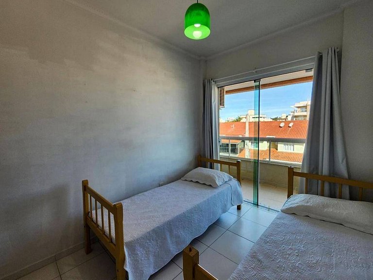 L085 | Apartamento com sacada a 500 metros do mar.