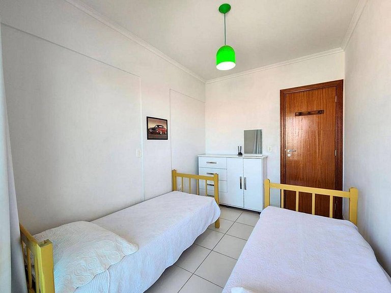 L085 | Apartamento com sacada a 500 metros do mar.