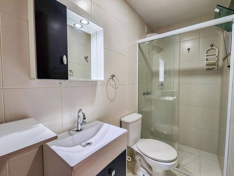 L085 | Apartamento com sacada a 500 metros do mar.