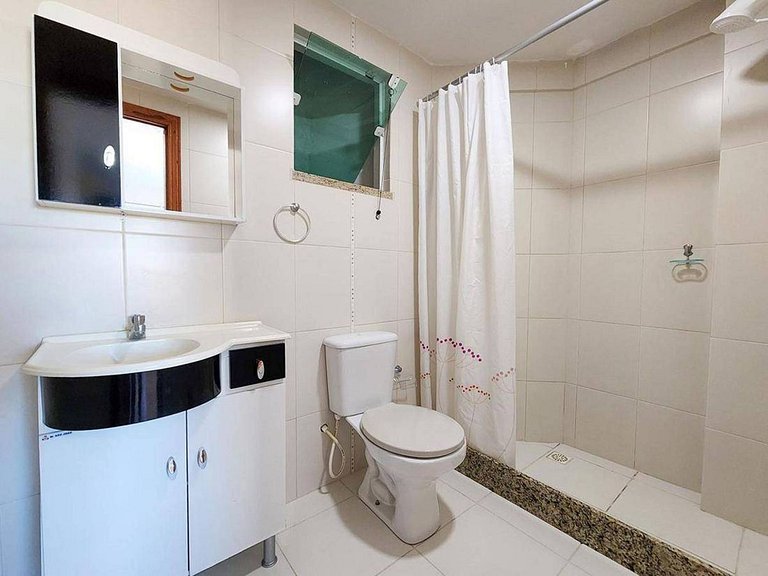 L085 | Apartamento com sacada a 500 metros do mar.