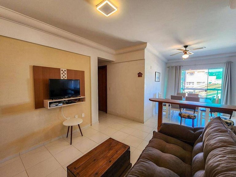 L085 | Apartamento com sacada a 500 metros do mar.