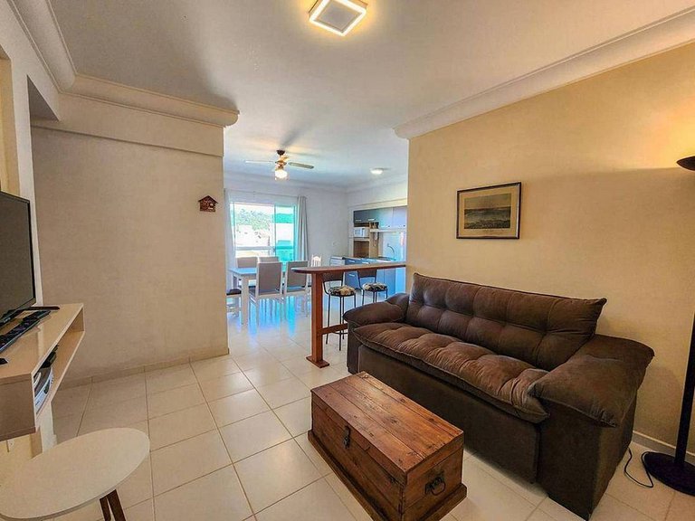 L085 | Apartamento com sacada a 500 metros do mar.