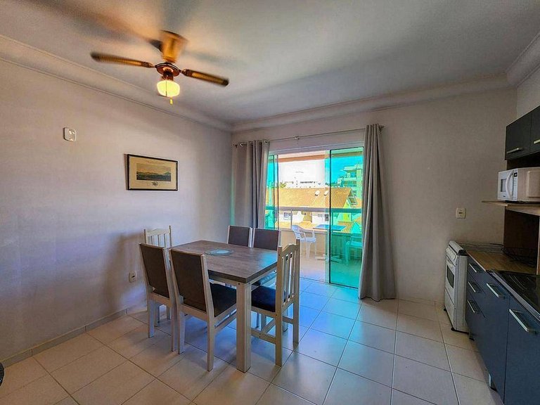 L085 | Apartamento com sacada a 500 metros do mar.