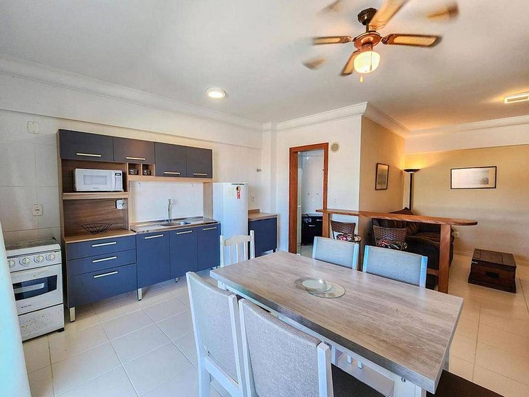 L085 | Apartamento com sacada a 500 metros do mar.