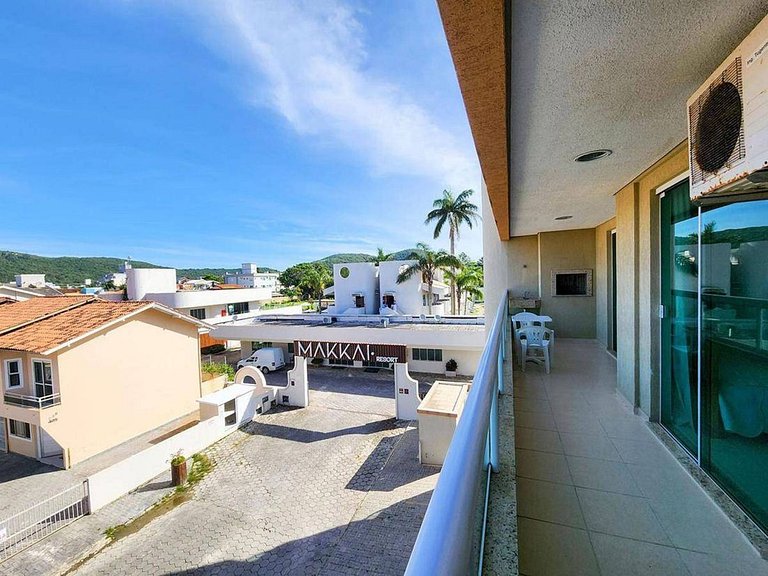 L085 | Apartamento com sacada a 500 metros do mar.