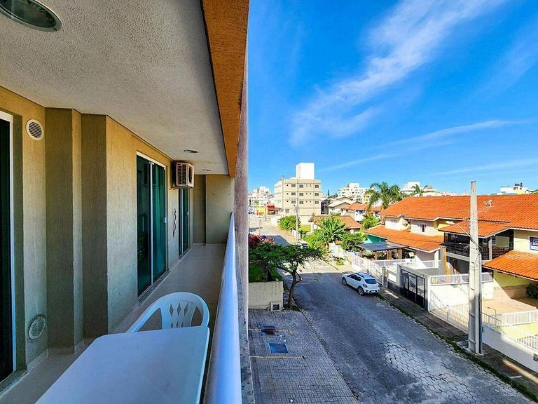 L085 | Apartamento com sacada a 500 metros do mar.