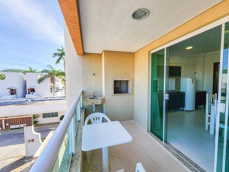 L085 | Apartamento com sacada a 500 metros do mar.