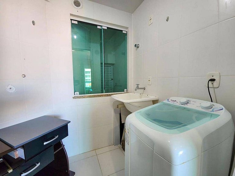L085 | Apartamento com sacada a 500 metros do mar.