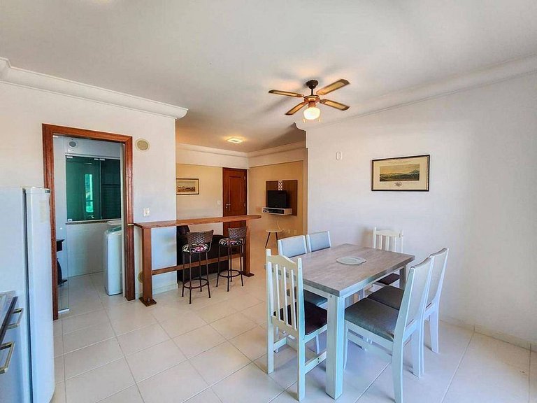 L085 | Apartamento com sacada a 500 metros do mar.