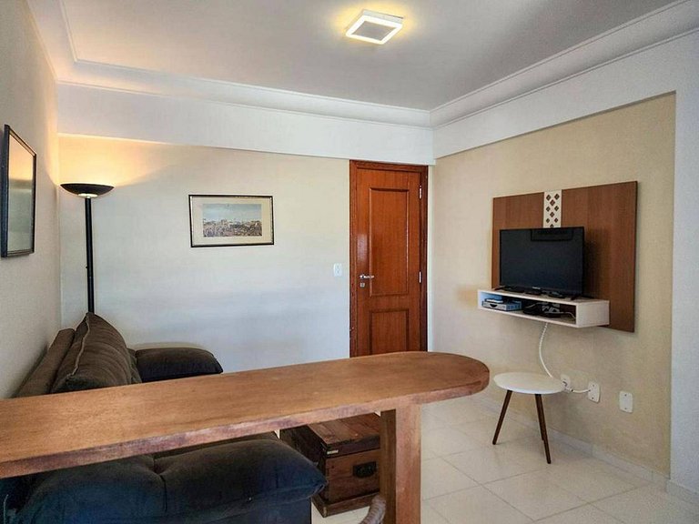 L085 | Apartamento com sacada a 500 metros do mar.