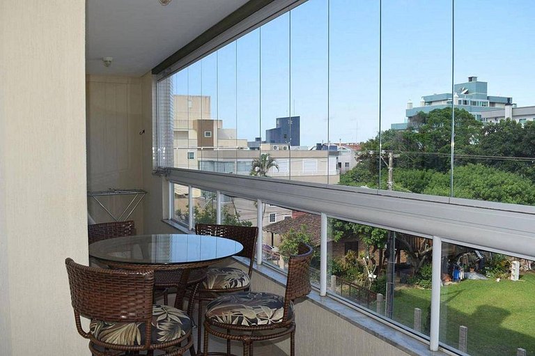 L144 | Apartamento com churrasqueira a 250m do mar