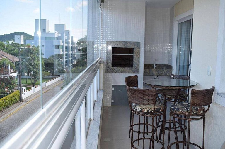 L144 | Apartamento com churrasqueira a 250m do mar
