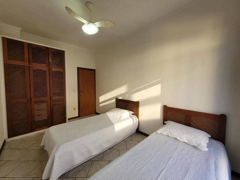L166 - Triplex frente mar com piscina em Bombas