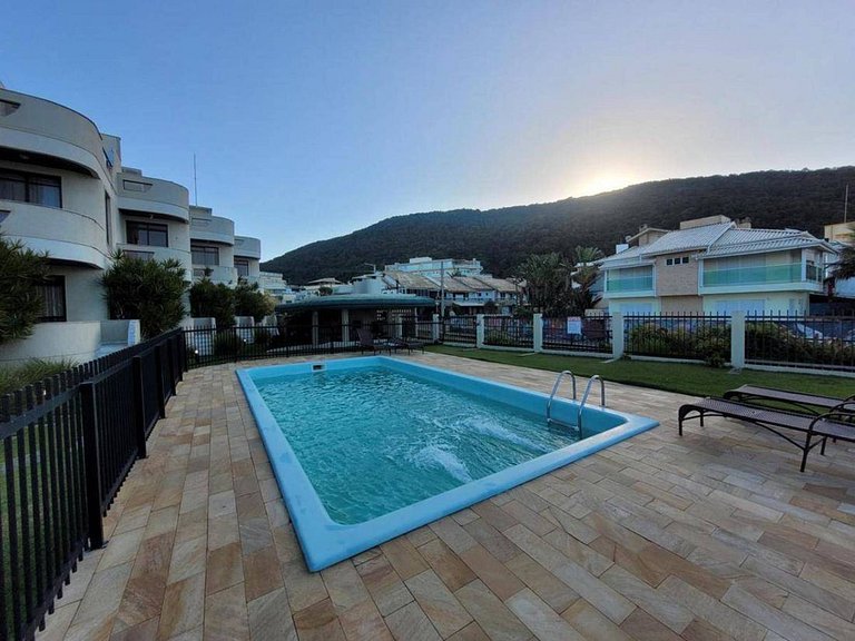 L166 - Triplex frente mar com piscina em Bombas