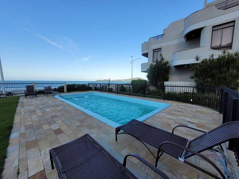L166 - Triplex frente mar com piscina em Bombas