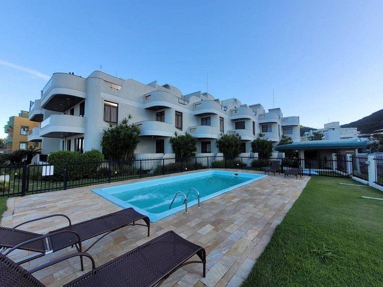 L166 - Triplex frente mar com piscina em Bombas