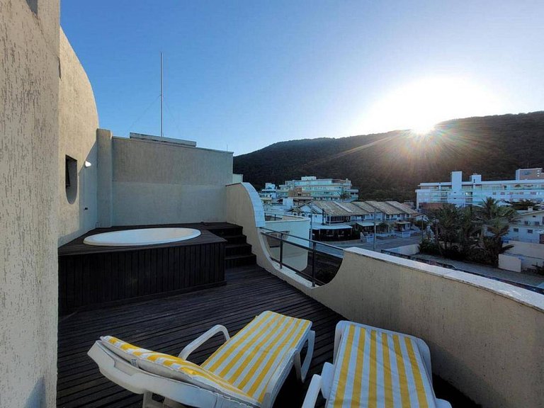 L166 - Triplex frente mar com piscina em Bombas