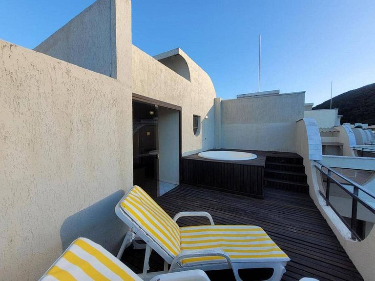 L166 - Triplex frente mar com piscina em Bombas