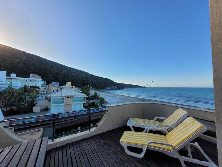 L166 - Triplex frente mar com piscina em Bombas