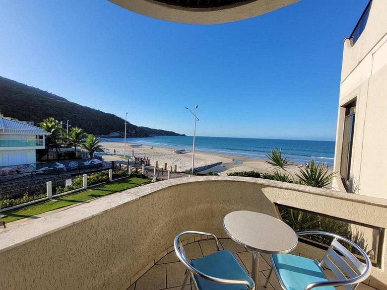 L166 - Triplex frente mar com piscina em Bombas