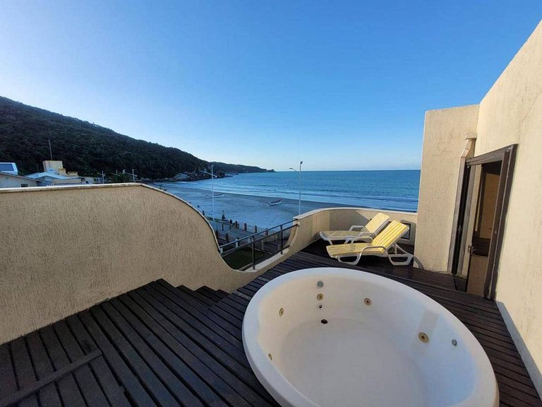 L166 - Triplex frente mar com piscina em Bombas