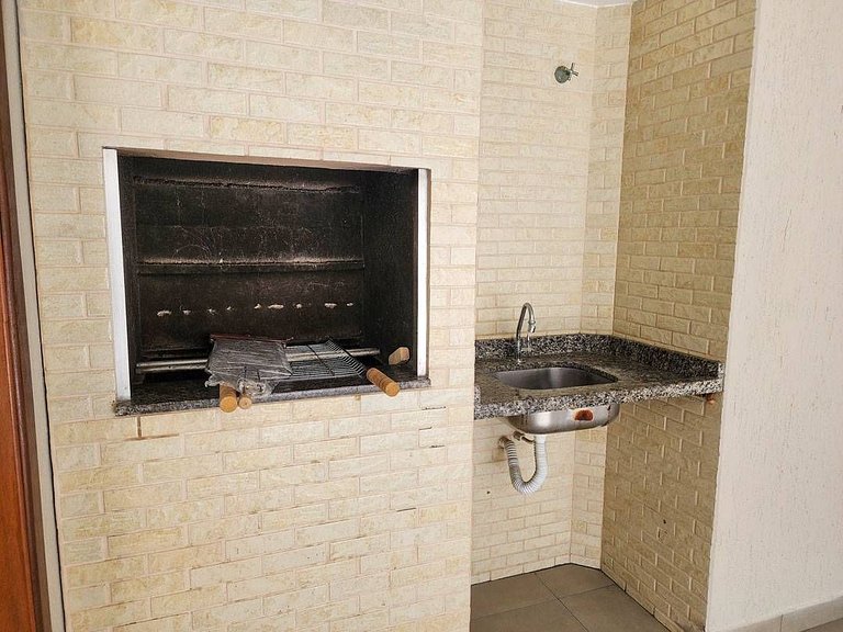 L123 | Apto na quadra do mar na praia de Bombas