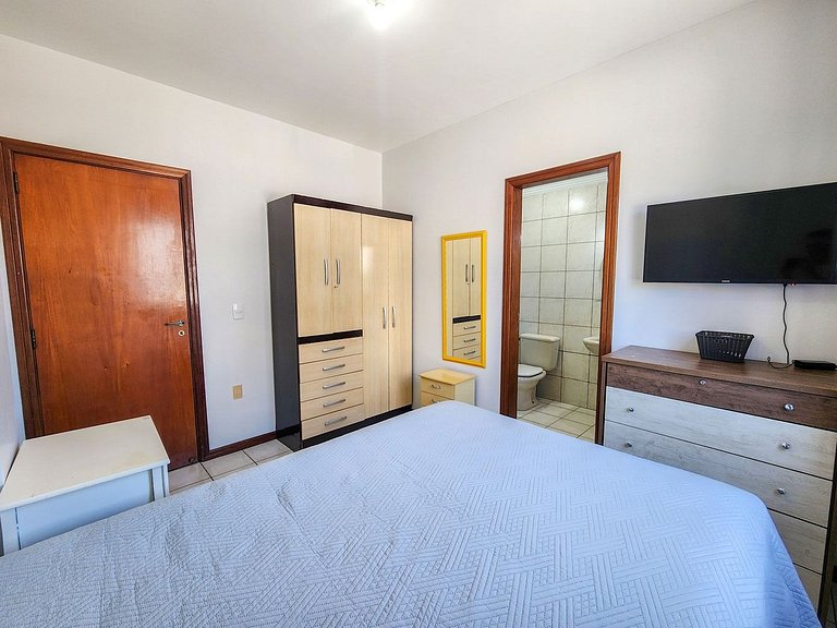 L067 | Apartamento com churrasqueira a 80m do mar.