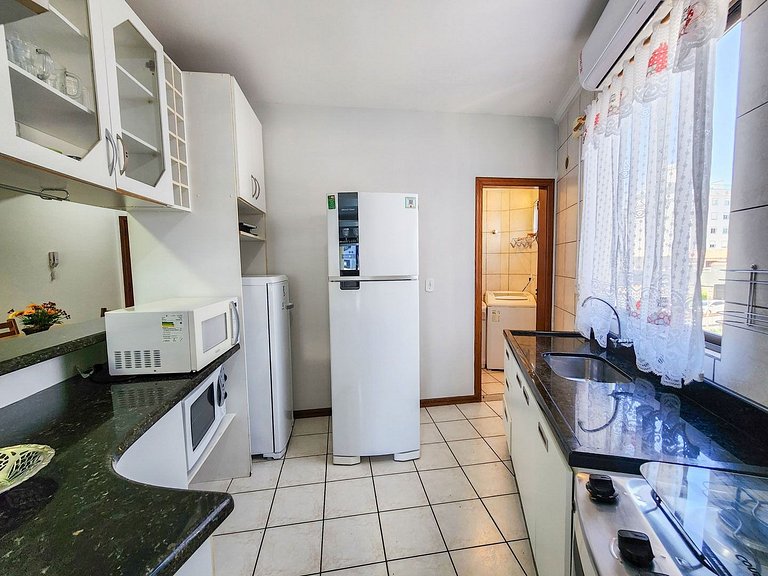 L067 | Apartamento com churrasqueira a 80m do mar.