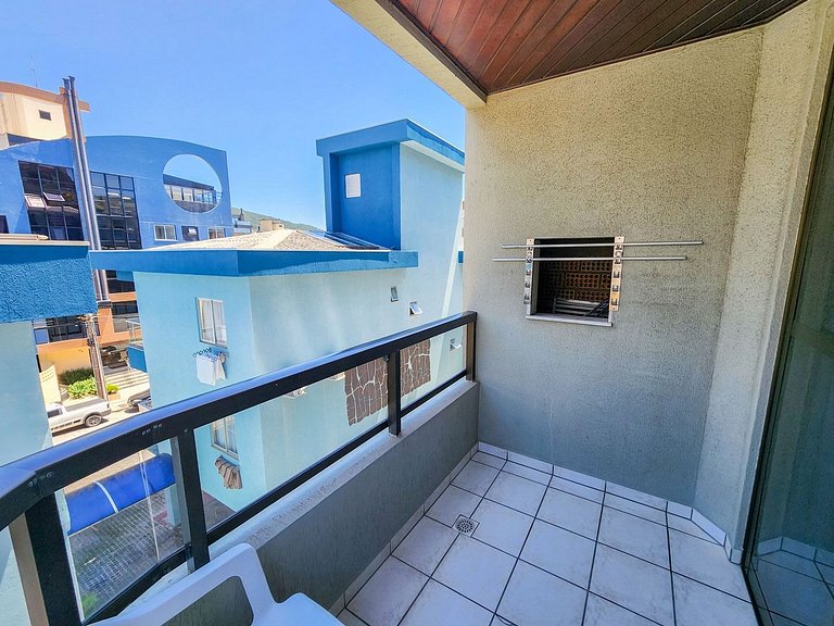 L067 | Apartamento com churrasqueira a 80m do mar.