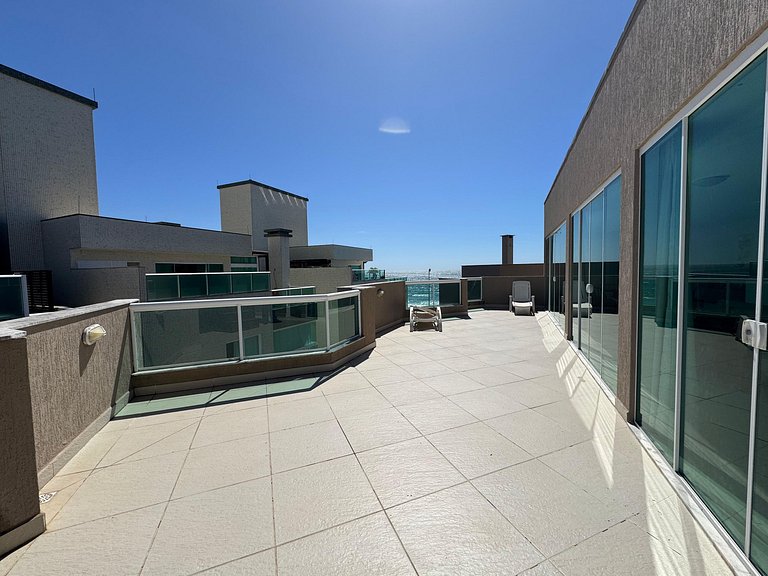 L098 | Cobertura duplex com jacuzzi e vista ao mar